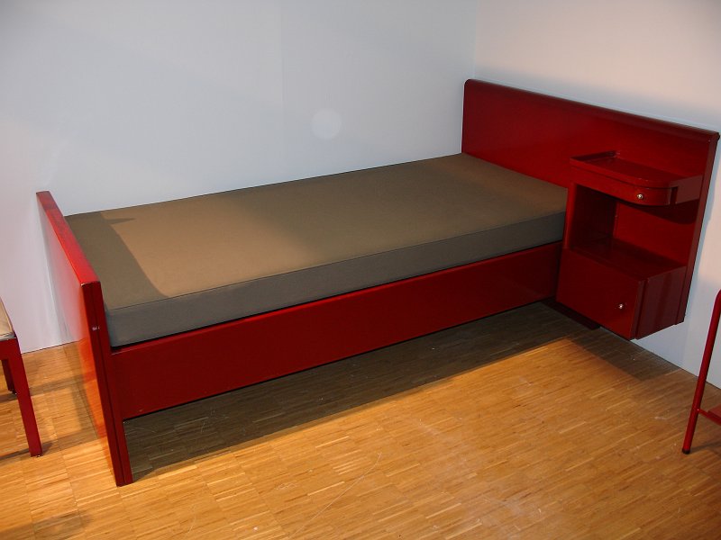 07 CENTRE GEORGE POMPIDOU FAUTEUIL ET LIT JEAN PROUVE (2).JPG